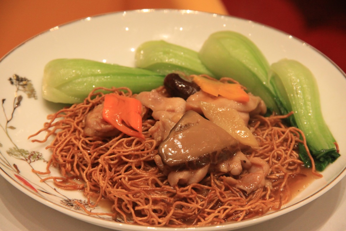 Crispy noodles with chicken in brown sauce